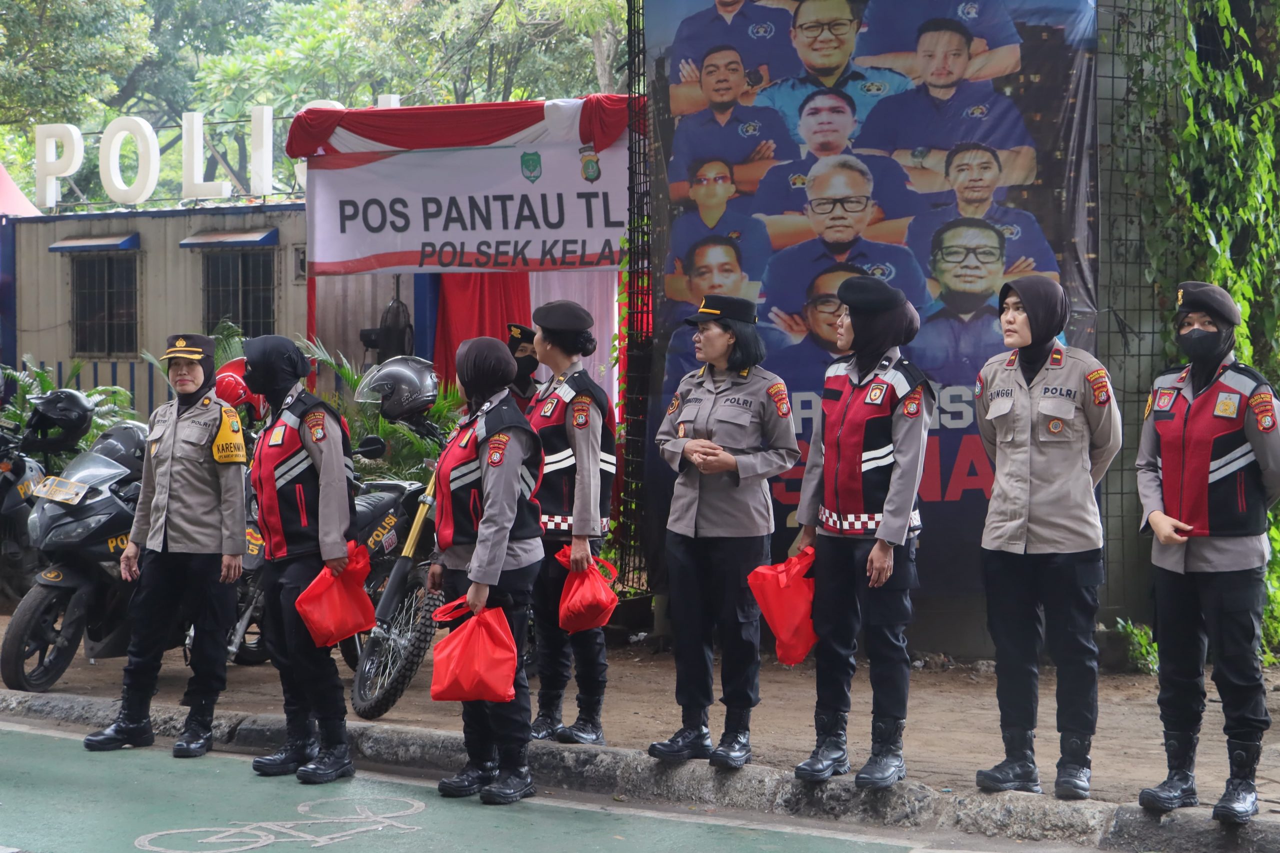 Polwan Polres Metro Jakut Bagikan Permen dan Air Mineral dalam Peringatan Hari Buruh Sedunia