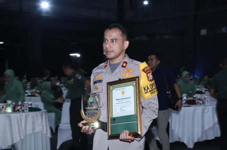 Sinergitas TNI Polri Pangdam Jaya Beri Penghargaan Kapolsek Mampang Prapatan