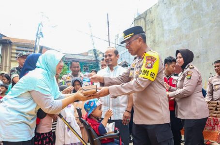 Berbagi Sesama, Kapolres Metro Jakarta Timur Gelar Jumat Peduli Dengan Bagikan Nasi Kotak Kepada Warga Slum Area