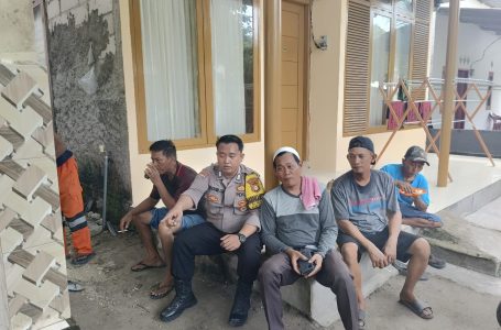 Bripka Khohim Chovivi Bhabinkamtibmas Pulau Pari Sambangi Warga, Sosialisasikan Kamtibmas Pasca Pemilu 2024