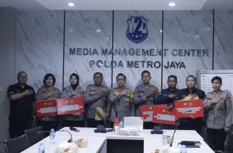 Kabid Humas Polda Metro Jaya Berikan Reward Kepada 5 Personel Berprestasi