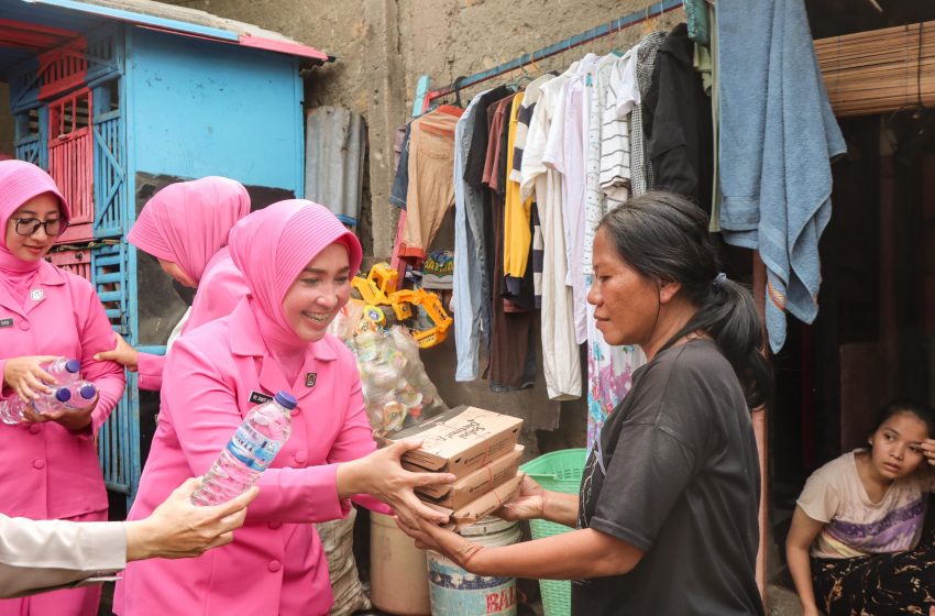  Kapolres Metro Jakarta Timur, Bhayangkari Dan Polwan Bagikan Nasi Gratis Kepada Warga Slum Area