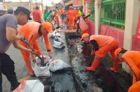 Antisipasi Banjir, Polsek Kalideres Dan Tiga Pilar Galang Kerja Bakti Di Jalan Kamal Raya