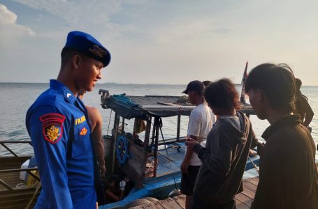 Patroli Satpolairud Polres Kepulauan Seribu Berikan Himbauan Keselamatan Berlayar dan Pencegahan Kejahatan Laut