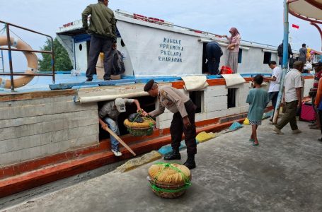 Humanis Polsek Kepulauan Seribu Utara: Anggota Polres Selalu Siap Melayani di Dermaga Pulau Kelapa”
