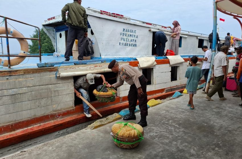  Humanis Polsek Kepulauan Seribu Utara: Anggota Polres Selalu Siap Melayani di Dermaga Pulau Kelapa”