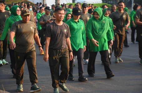 Prajurit dan Persit KCK Cabang XV Kodim 0501 PD Jaya Olahraga Bersama serta Sosialisasi Arahan Kasad