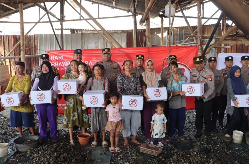  Menyambut HUT Bhayangkara ke-78, Polri Berikan Paket Sembako Ke Nelayan Muara Angke