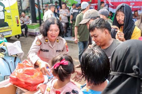 Polwan Polres Metro Jakarta Timur berbagi makan kepada masyarakat