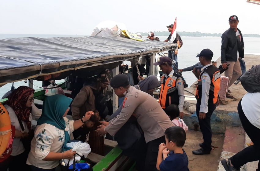  Pengamanan Humanis di Dermaga Pulau Untung Jawa: Polsek Kepulauan Seribu Selatan Berikan Kenyamanan Penumpang