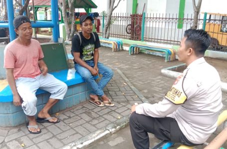 Bhabinkamtibmas Pulau Kelapa Sambang Warga dalam Rangka Cooling System Pasca Pemilu 2024