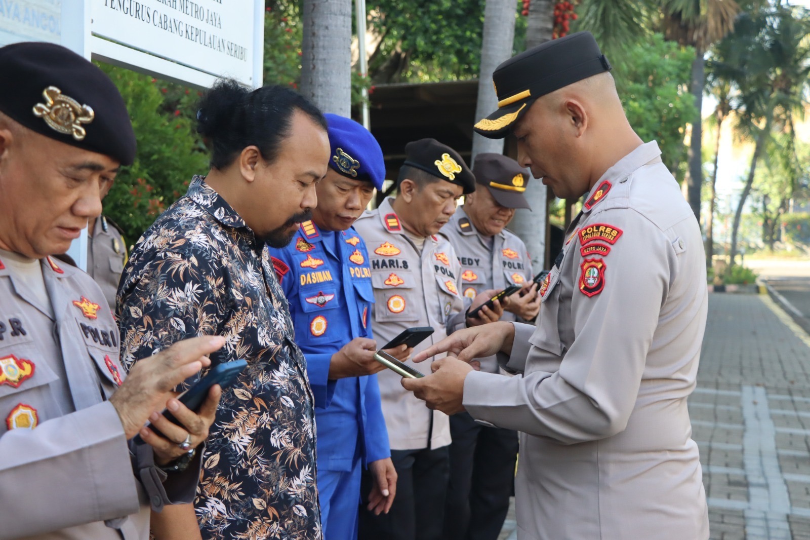  Polres Kepulauan Seribu Lakukan Pengecekan Smartphone Anggota untuk Cegah Judi Online