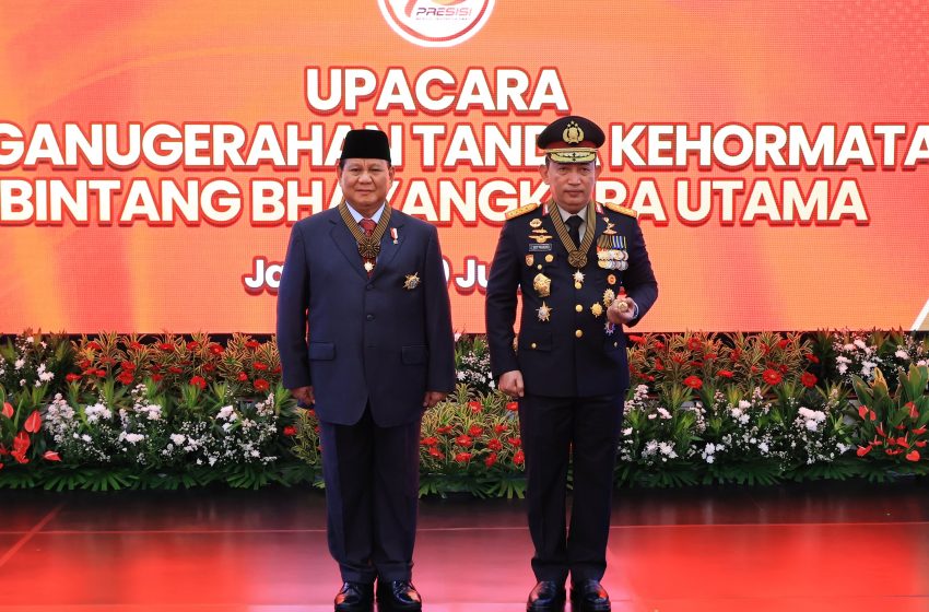  Menhan Prabowo Subianto Terima Penghargaan Tanda Kehormatan Bintang Bhayangkara Utama Polri