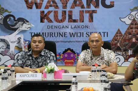 Polres Kepulauan Seribu Gelar Nobar Wayang Kulit “Tumurune Wiji Sejati” dalam Rangka Hari Bhayangkara ke 78