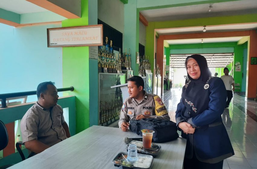  Briptu Andika Fajar Sambangi SMPN 241 Pulau Tidung: Bangun Silaturahmi dan Cegah Kenakalan Remaja