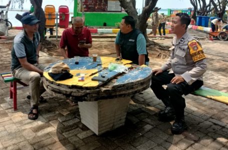 Bhabinkamtibmas Pulau Kelapa Laksanakan Sambang, Perkuat Silaturahmi dan Sosialisasikan Bahaya Judi Online dan Paham Radikal