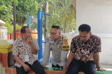 Bhabinkamtibmas Pulau Untung Jawa Sosialisasikan Call Centre POLRI 110 kepada Warga