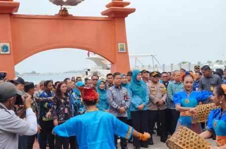 Kapolres Kepulauan Seribu Dampingi Pj Gubernur DKI Jakarta Tinjau Uji Coba Makan Bergizi Gratis dan Serahkan Bantuan Bibit Ikan