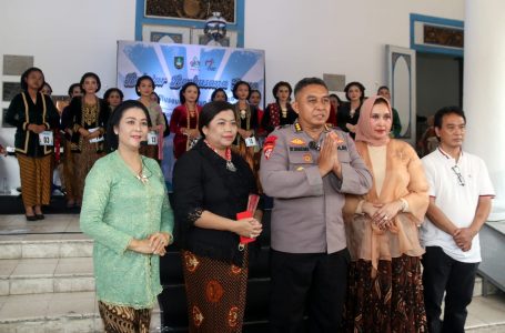 “Belajar Berbusana Jawa” di Museum Radya Pustaka: Kombes Pol Tri Suhartanto Tekankan Pentingnya Melestarikan Budaya