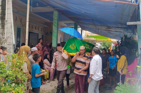 Bhabinkamtibmas Pulau Sabira Tunjukkan Sikap Polisi Baik dengan Membantu Proses Pemakaman Warga