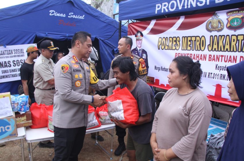  Peduli Korban Kebakaran Kalianyar, Polres Metro Jakbar Berikan Bantuan dan Buka Posko Layanan Dokumen