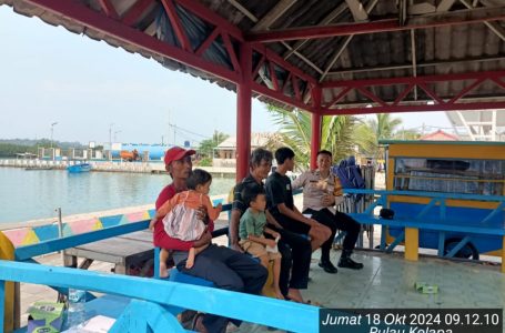 Bhabinkamtibmas Pulau Kelapa Sambangi Warga, Himbau Remaja Jauhi Tawuran