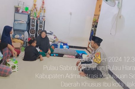 Bhabinkamtibmas Pulau Sabira Turut Mengajarkan Anak-Anak Pulau Mengaji Al-Qur’an