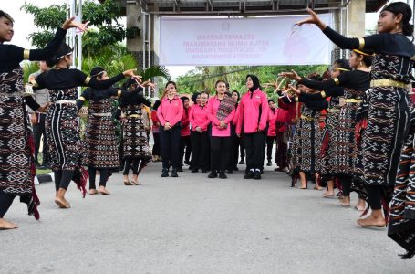 Kunjungan Ketua Umum Bhayangkari Ny. Juliati Sigit Prabowo ke Polres Kupang, Berikan Bantuan Kemanusiaan