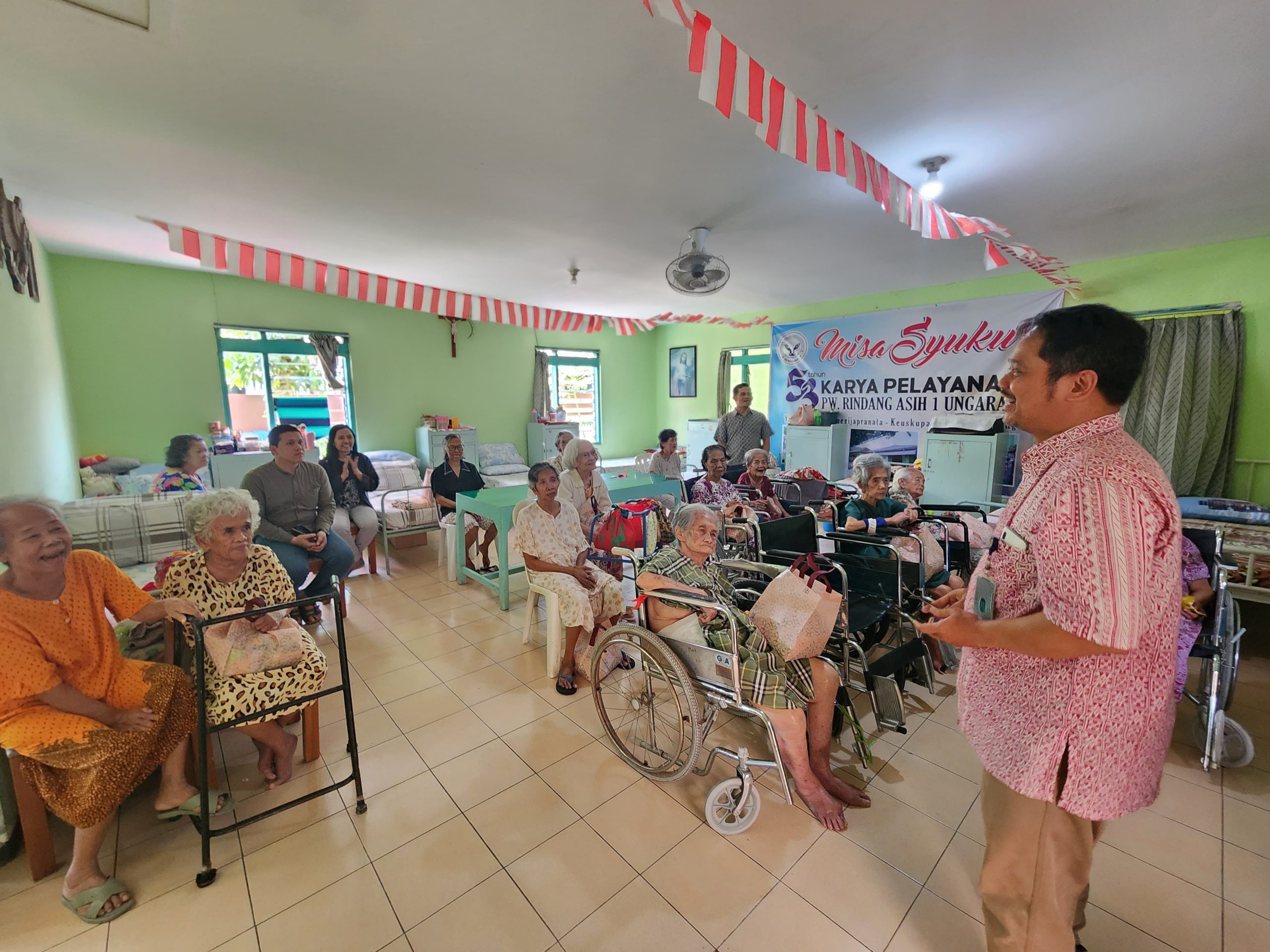 Perokris PLN UPB Jateng dan DIY Hadirkan Harapan Berbagi Kebahagiaan, Berikan Bantuan Lansia Terlantar di Panti Wredha Rindang Asih