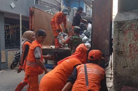 Jaga Kebersihan Lingkungan, Babinsa Koramil 02/SB dan Anggota PPSU Bersihkan Sampah di Sekitar Pemukiman Warga Binaan