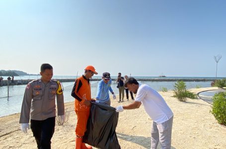 Bhabinkamtibmas Pulau Lancang Bersama Warga Gelar Kerja Bakti Bersihkan Pantai